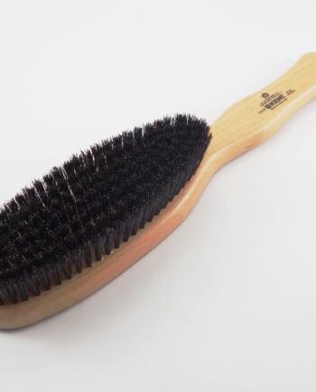 Brosse à habit à manche